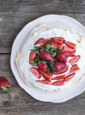 Rustic Pavlova Cake